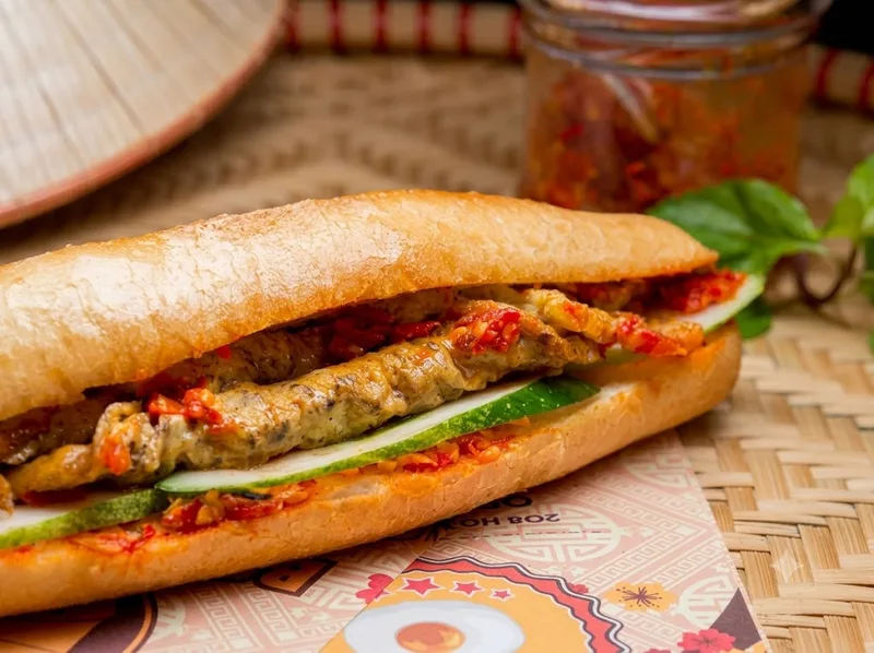 Bánh mì thêm thịt, trứng hoặc pate có lượng calo cao hơn bánh không.