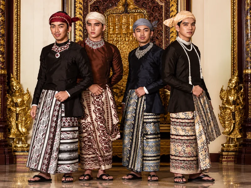 Nam giới Myanmar mặc paso, áo taikpon và khăn gaung baung khi dự lễ