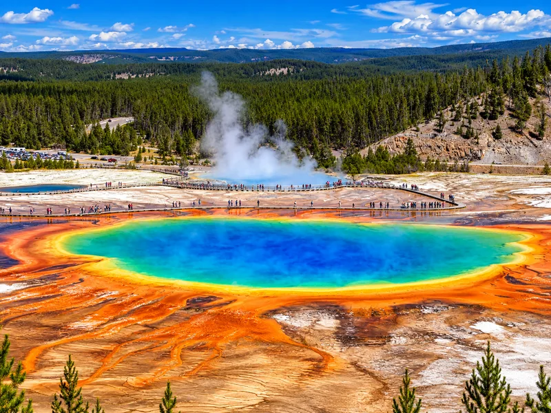 Địa nhiệt Yellowstone tạo nên những mạch phun và suối nước nóng