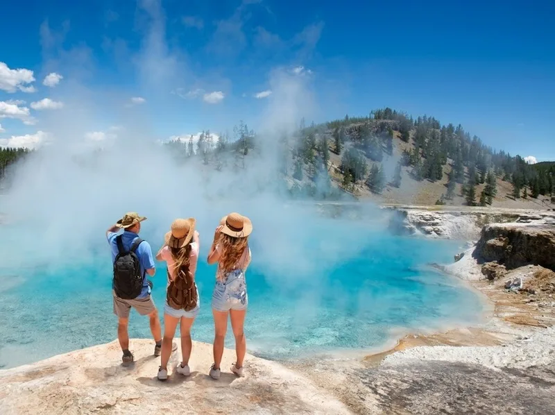 Giữ khoảng cách an toàn với vùng địa nhiệt của Yellowstone